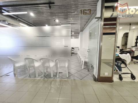 Loja no Centro Comercial das Palmeiras em Oeiras. Oportunidade Única