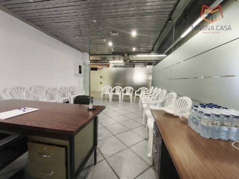 Loja no Centro Comercial das Palmeiras em Oeiras. Oportunidade Única