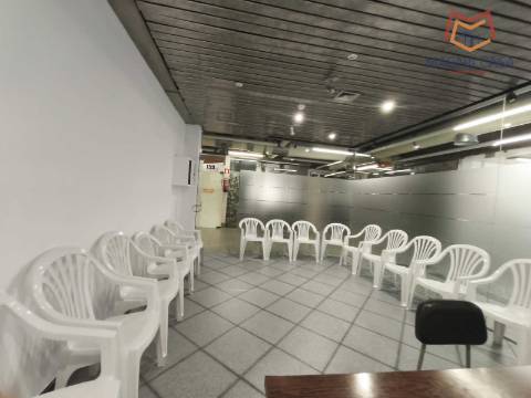 Loja no Centro Comercial das Palmeiras em Oeiras. Oportunidade Única