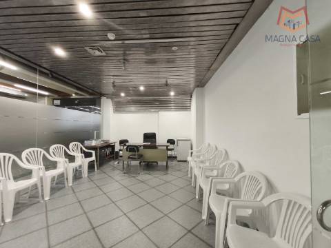 Loja no Centro Comercial das Palmeiras em Oeiras. Oportunidade Única