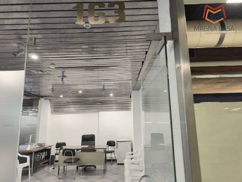 Loja no Centro Comercial das Palmeiras em Oeiras. Oportunidade Única