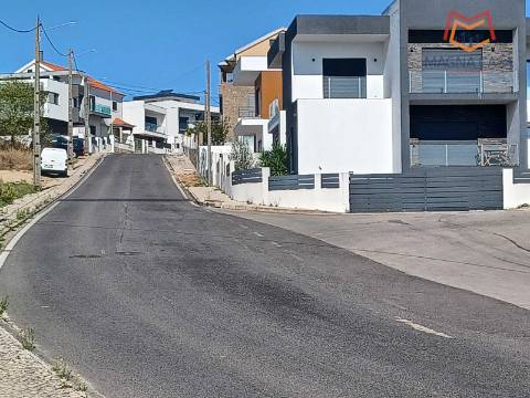 Terreno Urbano com Excelente Potencial de Valorização - Bairro Tranquilo e Familiar, Ramada - Odivelas