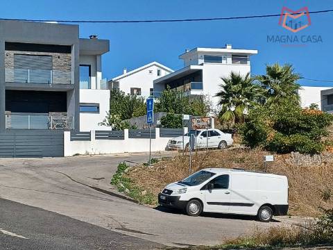 Terreno Urbano com Excelente Potencial de Valorização - Bairro Tranquilo e Familiar, Ramada - Odivelas