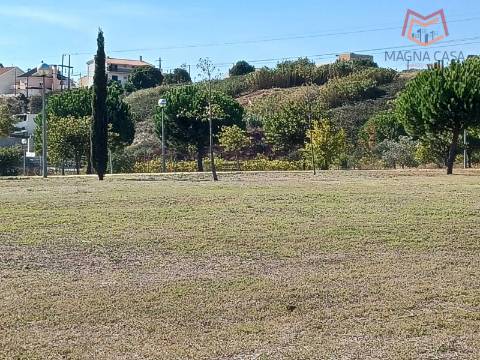 Terreno Urbano com Excelente Potencial de Valorização - Bairro Tranquilo e Familiar, Ramada - Odivelas
