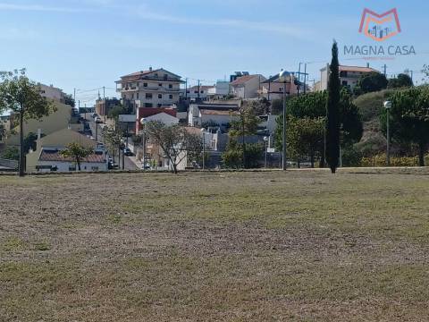 Terreno Urbano com Excelente Potencial de Valorização - Bairro Tranquilo e Familiar, Ramada - Odivelas