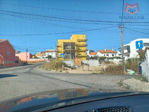 Terreno Urbano com Excelente Potencial de Valorização - Bairro Tranquilo e Familiar, Ramada - Odivelas