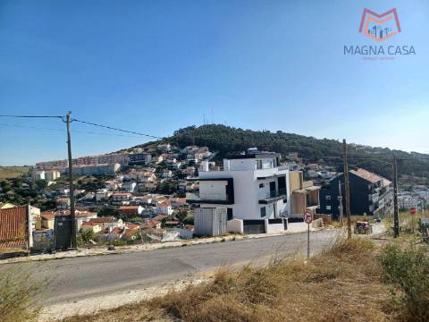 Terreno Urbano com Excelente Potencial de Valorização - Bairro Tranquilo e Familiar, Ramada - Odivelas