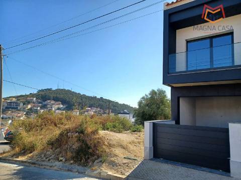 Terreno Urbano com Excelente Potencial de Valorização - Bairro Tranquilo e Familiar, Ramada - Odivelas