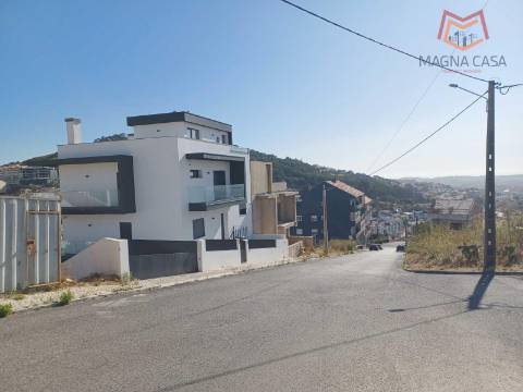 Terreno Urbano com Excelente Potencial de Valorização - Bairro Tranquilo e Familiar, Ramada - Odivelas