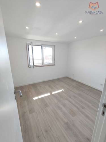 Apartamento T2, a estrear, todo remodelado, para venda em São João da Talha - Loures - Lisboa