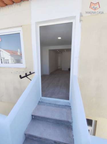 Apartamento T2, a estrear, todo remodelado, para venda em São João da Talha - Loures - Lisboa