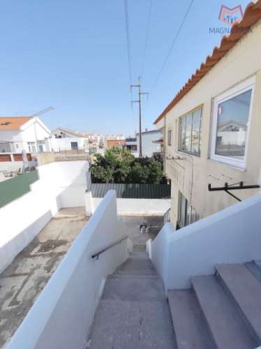 Apartamento T2, a estrear, todo remodelado, para venda em São João da Talha - Loures - Lisboa