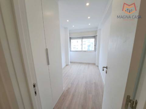 Apartamento T3, remodelado para venda em Agualva Cacém (junto ao Comboio) - Sintra - Lisboa