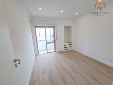 Apartamento T3, remodelado para venda em Agualva Cacém (junto ao Comboio) - Sintra - Lisboa