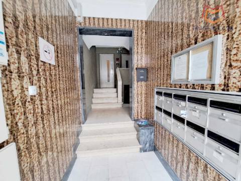 Apartamento T3, remodelado para venda em Agualva Cacém (junto ao Comboio) - Sintra - Lisboa