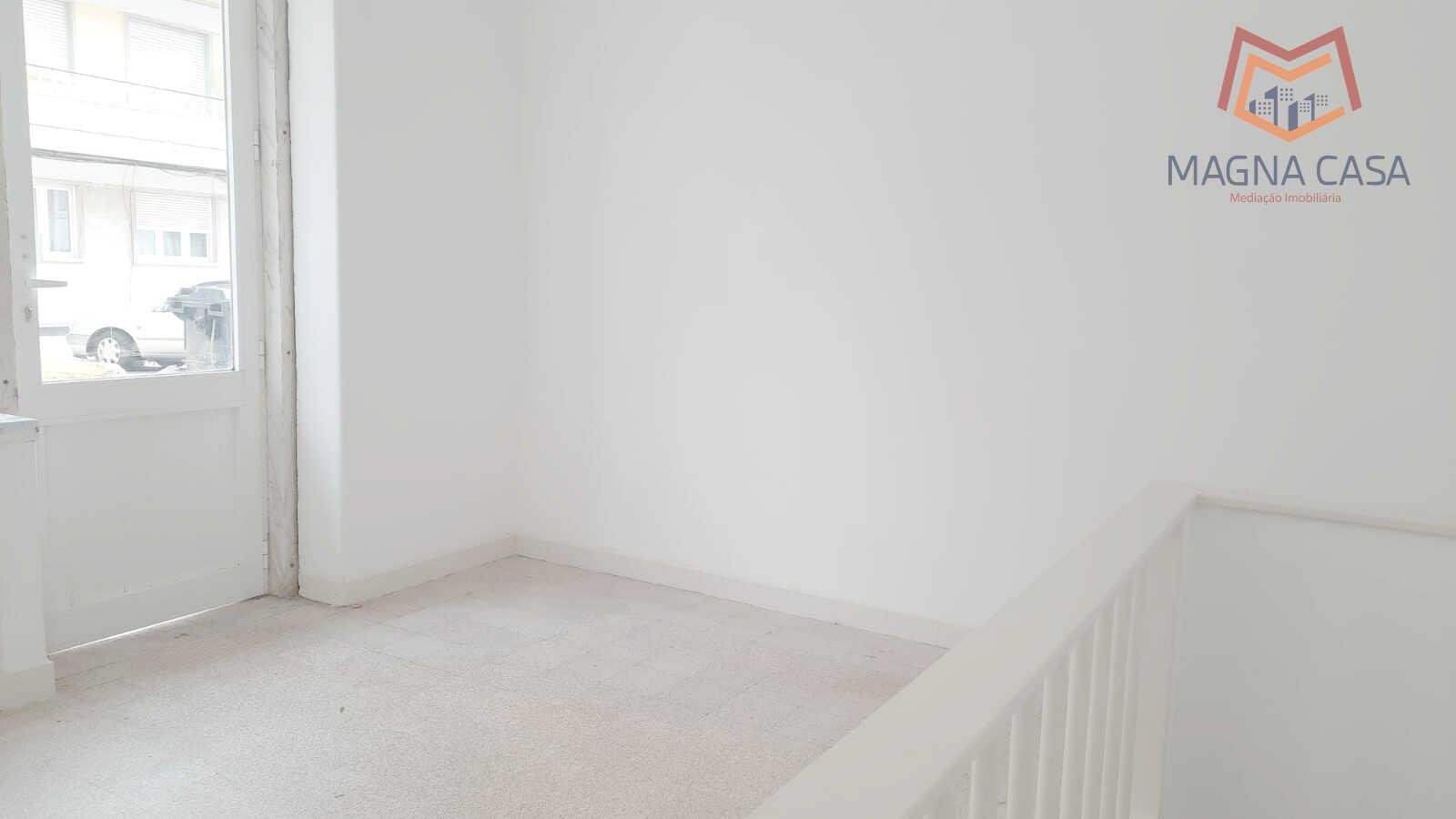 LOJA / ESPAÇO COMERCIAL (toda remodelada), Multifunções, em ótimo estado, para VENDA em ALGÈS - Lisboa, muito bem localizado