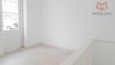 LOJA / ESPAÇO COMERCIAL (toda remodelada), Multifunções, em ótimo estado, para VENDA em ALGÈS - Lisboa, muito bem localizado