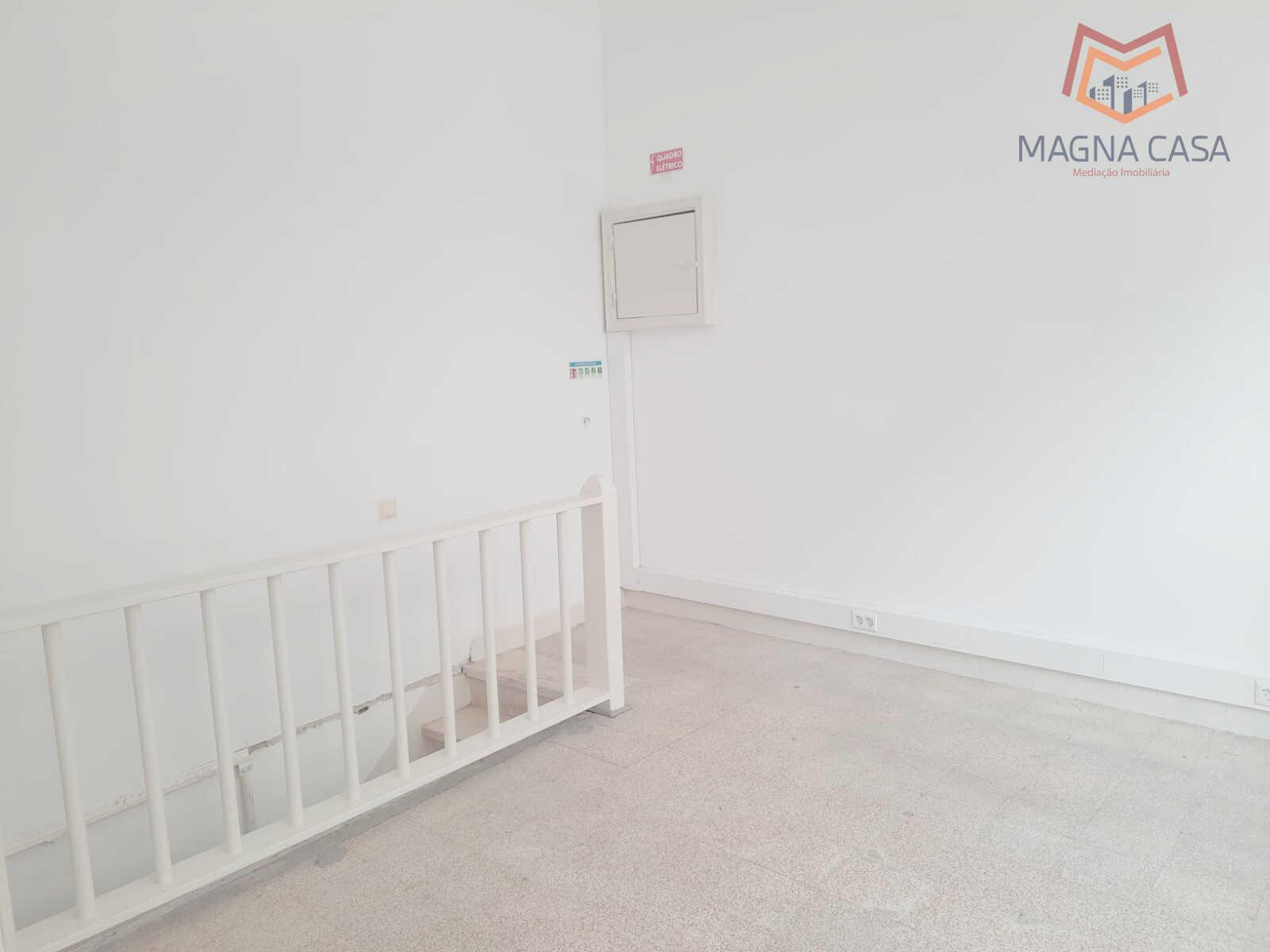 LOJA / ESPAÇO COMERCIAL (toda remodelada), Multifunções, em ótimo estado, para VENDA em ALGÈS - Lisboa, muito bem localizado