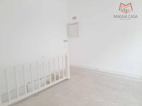 LOJA / ESPAÇO COMERCIAL (toda remodelada), Multifunções, em ótimo estado, para VENDA em ALGÈS - Lisboa, muito bem localizado