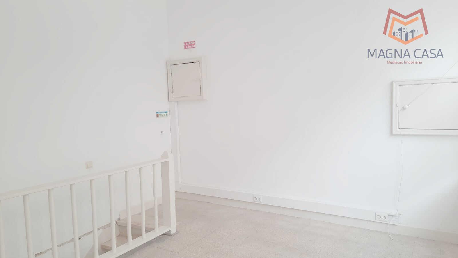 LOJA / ESPAÇO COMERCIAL (toda remodelada), Multifunções, em ótimo estado, para VENDA em ALGÈS - Lisboa, muito bem localizado