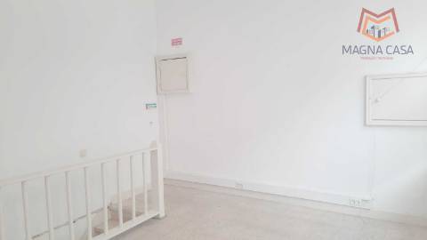 LOJA / ESPAÇO COMERCIAL (toda remodelada), Multifunções, em ótimo estado, para VENDA em ALGÈS - Lisboa, muito bem localizado