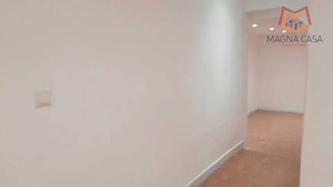 LOJA / ESPAÇO COMERCIAL (toda remodelada), Multifunções, em ótimo estado, para VENDA em ALGÈS - Lisboa, muito bem localizado