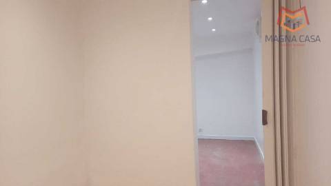 LOJA / ESPAÇO COMERCIAL (toda remodelada), Multifunções, em ótimo estado, para VENDA em ALGÈS - Lisboa, muito bem localizado