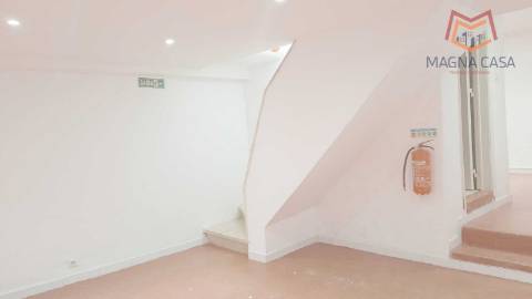 LOJA / ESPAÇO COMERCIAL (toda remodelada), Multifunções, em ótimo estado, para VENDA em ALGÈS - Lisboa, muito bem localizado