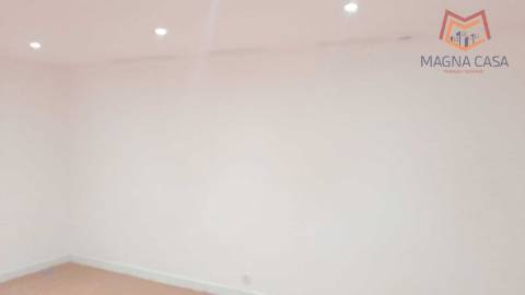 LOJA / ESPAÇO COMERCIAL (toda remodelada), Multifunções, em ótimo estado, para VENDA em ALGÈS - Lisboa, muito bem localizado