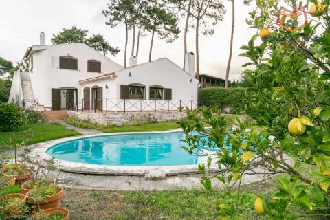 Moradia Isolada T4 com Piscina e Jardim em Pinhal Banzão, Colares, Sintra