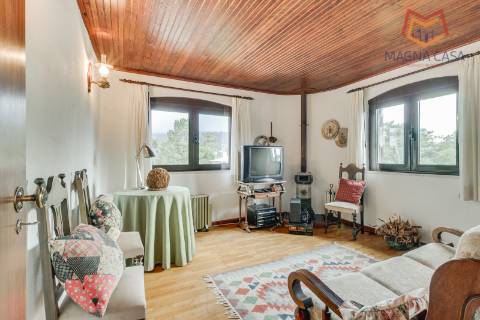 Moradia Isolada T4 com Piscina e Jardim em Pinhal Banzão, Colares, Sintra