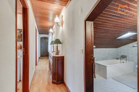 Moradia Isolada T4 com Piscina e Jardim em Pinhal Banzão, Colares, Sintra