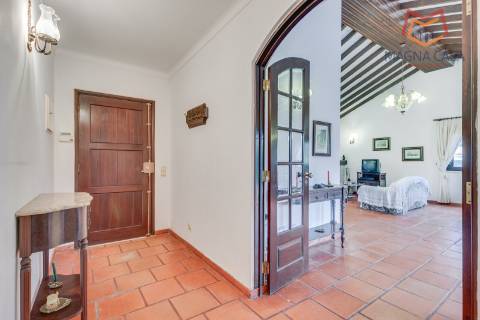 Moradia Isolada T4 com Piscina e Jardim em Pinhal Banzão, Colares, Sintra