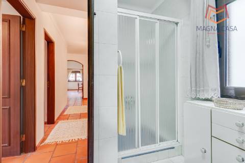 Moradia Isolada T4 com Piscina e Jardim em Pinhal Banzão, Colares, Sintra