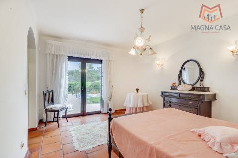 Moradia Isolada T4 com Piscina e Jardim em Pinhal Banzão, Colares, Sintra