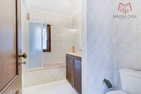 Moradia Isolada T4 com Piscina e Jardim em Pinhal Banzão, Colares, Sintra