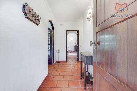 Moradia Isolada T4 com Piscina e Jardim em Pinhal Banzão, Colares, Sintra