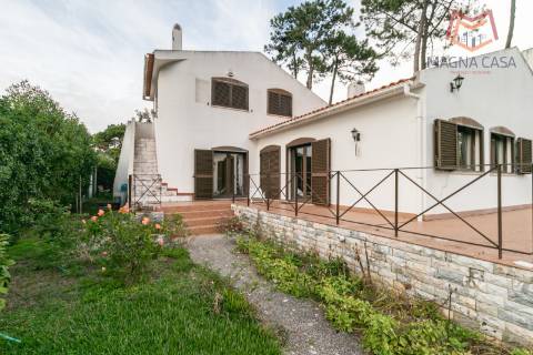 Moradia Isolada T4 com Piscina e Jardim em Pinhal Banzão, Colares, Sintra