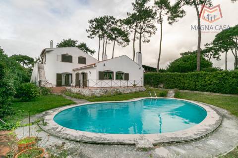 Moradia Isolada T4 com Piscina e Jardim em Pinhal Banzão, Colares, Sintra