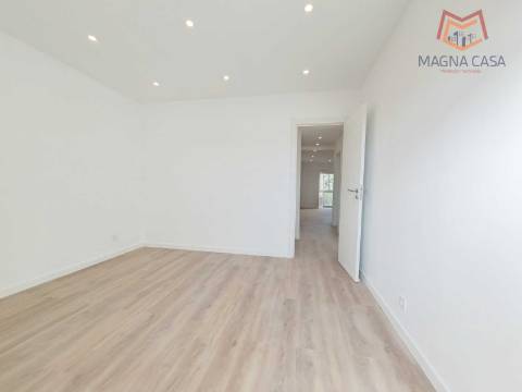 Apartamento T2 com arrecadação e vista Rio Tejo, para venda em Santa Iria de Azoia - Loures - Lisboa, remodelado, como novo