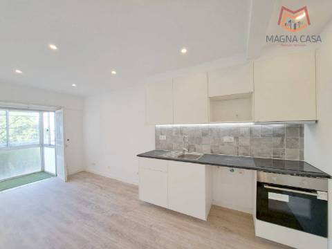 Apartamento T2 com arrecadação e vista Rio Tejo, para venda em Santa Iria de Azoia - Loures - Lisboa, remodelado, como novo