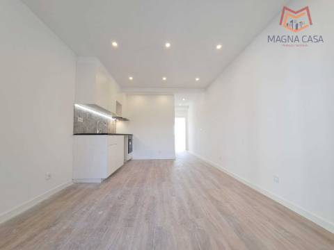 Apartamento T2 com arrecadação e vista Rio Tejo, para venda em Santa Iria de Azoia - Loures - Lisboa, remodelado, como novo