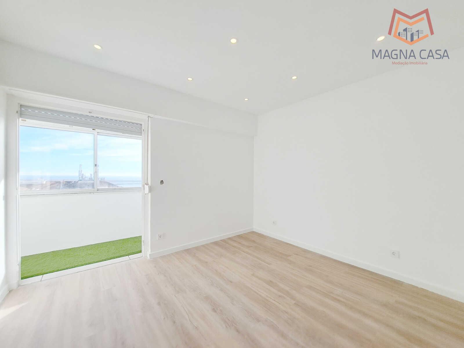 Apartamento T2 com arrecadação e vista Rio Tejo, para venda em Santa Iria de Azoia - Loures - Lisboa, remodelado, como novo