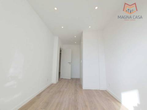 Apartamento T2 com arrecadação e vista Rio Tejo, para venda em Santa Iria de Azoia - Loures - Lisboa, remodelado, como novo