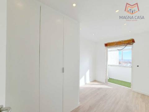 Apartamento T2 com arrecadação e vista Rio Tejo, para venda em Santa Iria de Azoia - Loures - Lisboa, remodelado, como novo