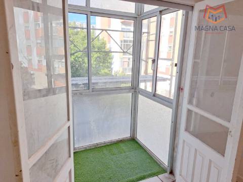 Apartamento T2 com arrecadação e vista Rio Tejo, para venda em Santa Iria de Azoia - Loures - Lisboa, remodelado, como novo