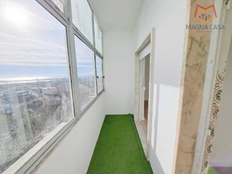 Apartamento T2 com arrecadação e vista Rio Tejo, para venda em Santa Iria de Azoia - Loures - Lisboa, remodelado, como novo