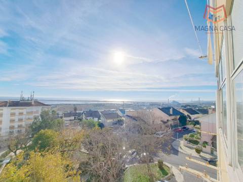 Apartamento T2 com arrecadação e vista Rio Tejo, para venda em Santa Iria de Azoia - Loures - Lisboa, remodelado, como novo