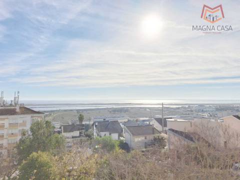 Apartamento T2 com arrecadação e vista Rio Tejo, para venda em Santa Iria de Azoia - Loures - Lisboa, remodelado, como novo