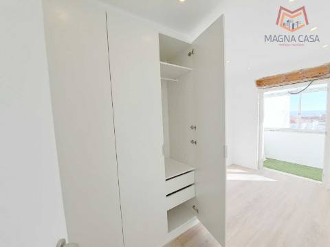 Apartamento T2 com arrecadação e vista Rio Tejo, para venda em Santa Iria de Azoia - Loures - Lisboa, remodelado, como novo